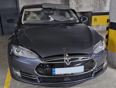 Ați mai văzut o Tesla cu scotch pe ea?