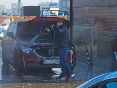 Spălat sub presiune sub capotă