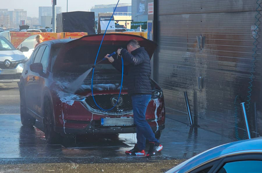 Spălat sub presiune sub capotă